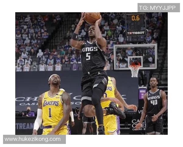 乏善可陈！布克半场6中2拿到5分，福克斯5中0也拿到5分